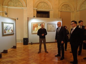 ministar, gradonačelnik i član Veća u razgledanju izložbe