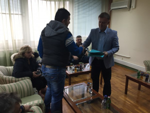 Потписавање уговора о додели две куће избеглим лицима у Панчеву