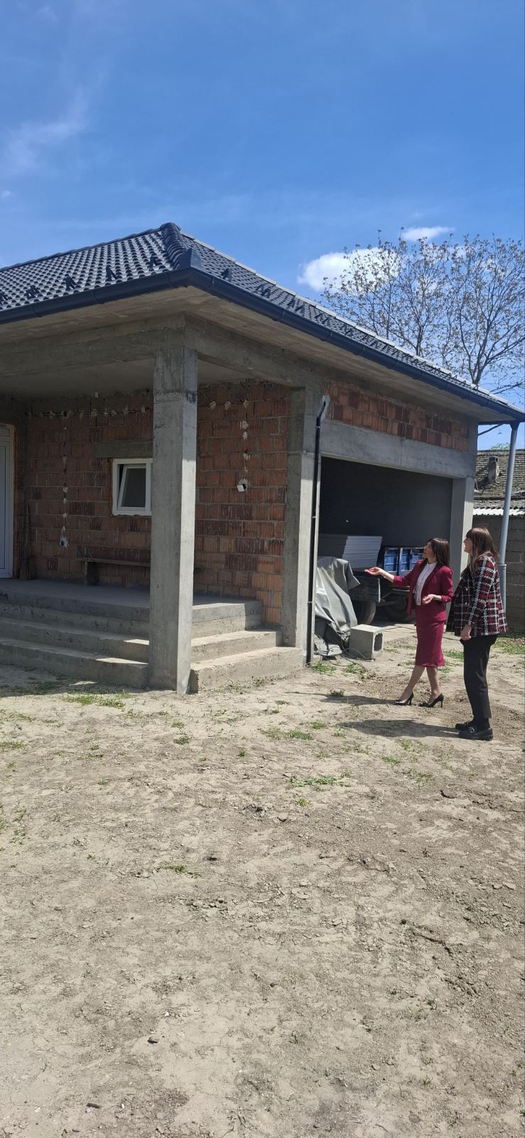 Подршка најугроженијима, уручени пакети хране и уговори за куповину сеоских кућа
